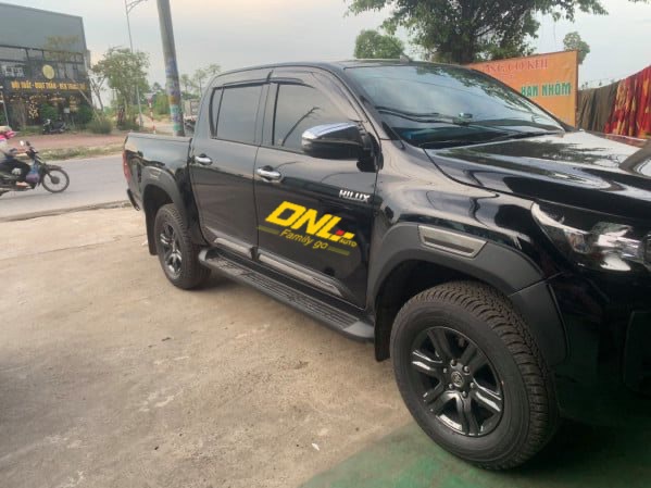 ốp sườn xe hilux