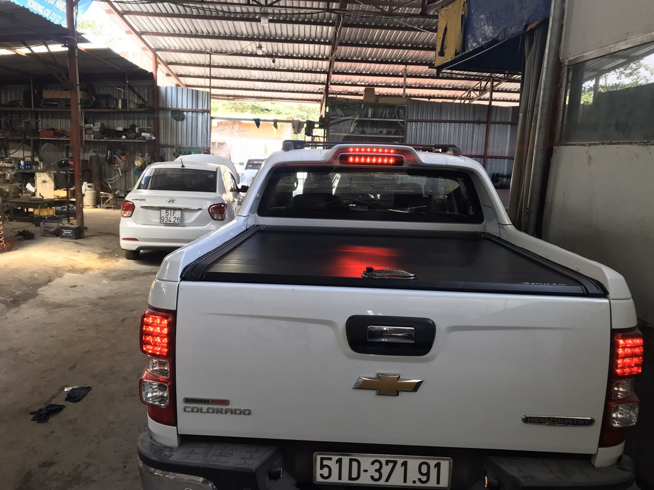 Nắp thùng Chevrolet Colorado cuộn, dạng cuộn kéo 